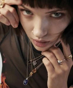 CLASSICS DOROTHY. Vintage Glass Heart Engraved Rose Pendant Necklace