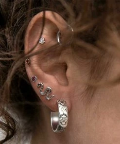 CLASSICS LUST. Garnet Earrings - 4mm