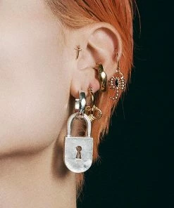 CLASSICS VELES. Scorpion Onyx Hoop Earrings - Gold