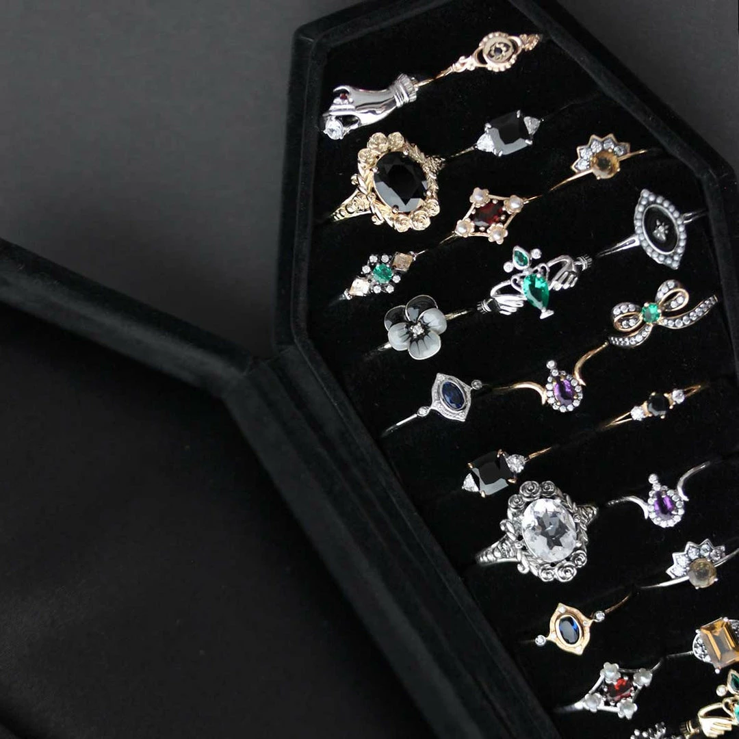 CLASSICS The Black Velvet Coffin Ring Case 4 CLASSICS The Black Velvet Coffin Ring Case