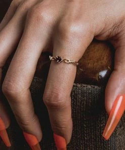 CLASSICS FATAL. Barbed Wire & Garnet Heart Ring - Gold