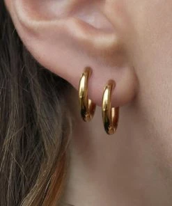 CLASSICS VITA. Hinge Huggie Hoop Earrings - Gold