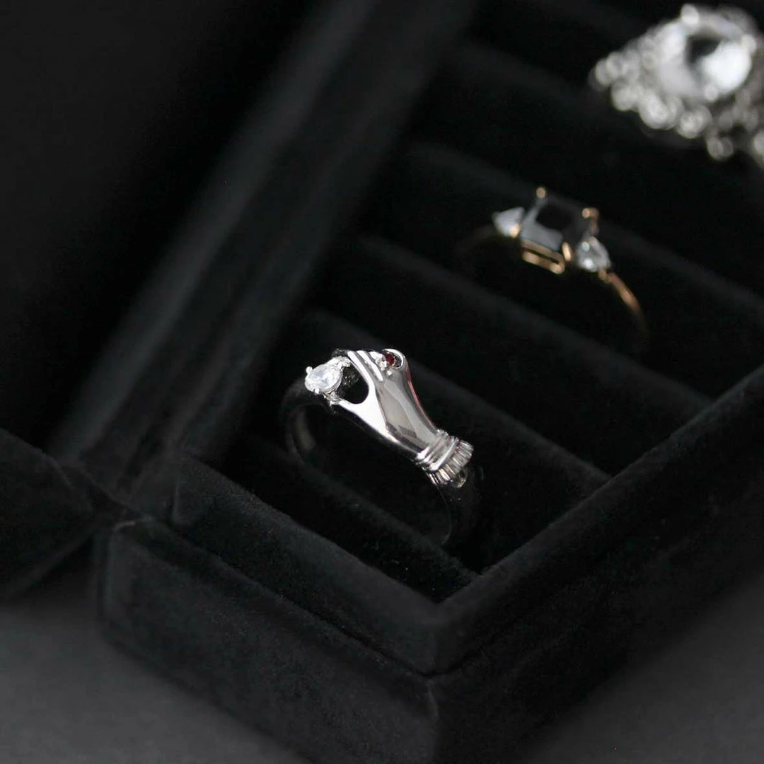 CLASSICS The Black Velvet Coffin Ring Case 5 CLASSICS The Black Velvet Coffin Ring Case