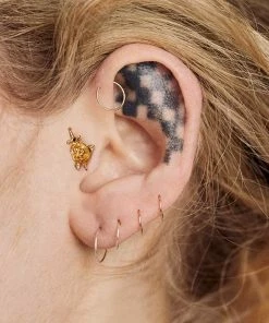 AW21 RHAPSODY. Dagger Through Rose Stud Earring - Gold Earrings