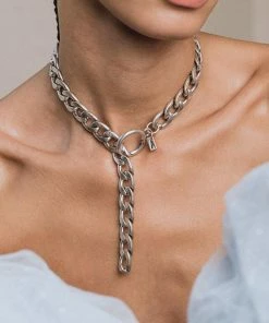 CLASSICS XO. Chunky Chain & Circle Clasp Necklace - Gold